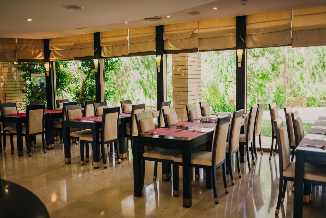 Ashur Hotel Dukhan Buitenkant foto