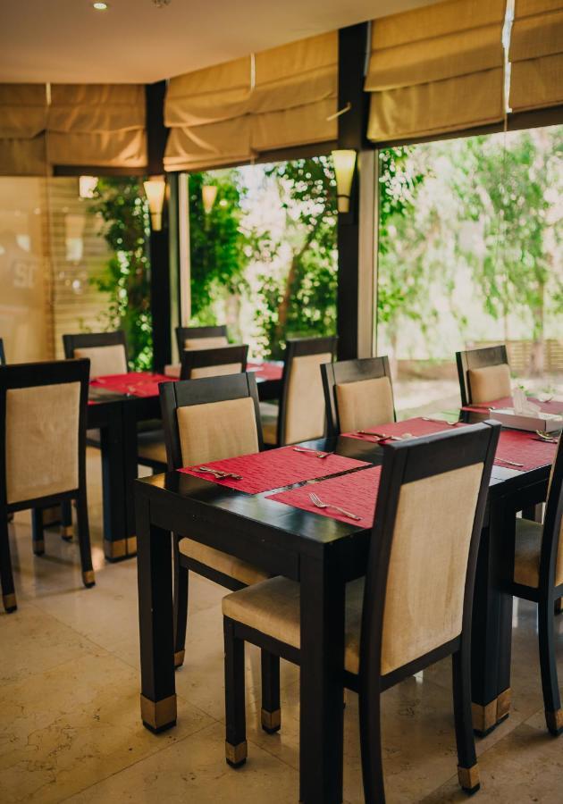 Ashur Hotel Dukhan Buitenkant foto